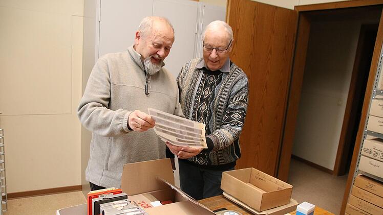 Stadtarchivar Klaus Dieter Guhling und Dr. Johannes Becker sichten die Negative, die ins Stadtarchiv gekommen sind.  Thomas Malz