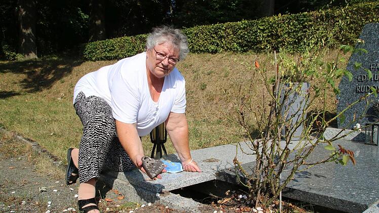 Evi Möhrlein zeigt ein aus dem Grab gebuddeltes Herz aus Holz. Fotos: Dagmar Besand