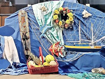 Im Altarraum der Herz-Jesu-Kirche hat das Bad Kissinger Weltgebetstagsteam für den Gottesdienst die wichtigsten Elemente der Kultur der Cook-Islands dargestellt. Die Maske (links im Altarbild) wurde von einem Künstler von den Inseln gestaltet.