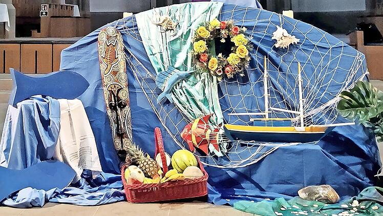 Im Altarraum der Herz-Jesu-Kirche hat das Bad Kissinger Weltgebetstagsteam für den Gottesdienst die wichtigsten Elemente der Kultur der Cook-Islands dargestellt. Die Maske (links im Altarbild) wurde von einem Künstler von den Inseln gestaltet.