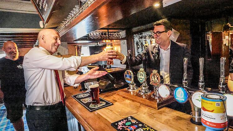 Britischer Premier Burnham besucht Pub in Harlow