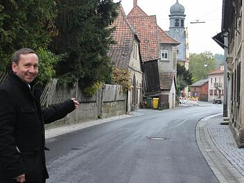 Marktrodachs Bürgermeister Norbert Gräbner ist glücklich über die Sanierung der Hauptstraße. Der dritte Bauabschnitt soll im Jahr 2014 vorgenommen werden. Fotos: Veronika Schadeck