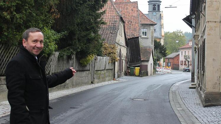 Marktrodachs Bürgermeister Norbert Gräbner ist glücklich über die Sanierung der Hauptstraße. Der dritte Bauabschnitt soll im Jahr 2014 vorgenommen werden. Fotos: Veronika Schadeck