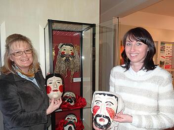 Bis zum Faschingsdienstag ist die Maskenausstellung im Bruder-Franz-Haus zu besichtigen. Dr. Astrid Hedrich-Scherf (links) und Svea Horn vom Team des Bruder-Franz-Haus freuen sich, in diesem Jahr viele historische Masken in der Ausstellung präsentieren zu können. Foto: Marion Eckert