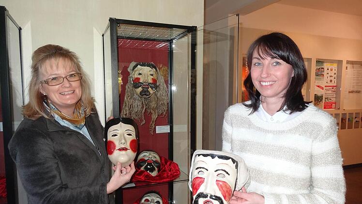 Bis zum Faschingsdienstag ist die Maskenausstellung im Bruder-Franz-Haus zu besichtigen. Dr. Astrid Hedrich-Scherf (links) und Svea Horn vom Team des Bruder-Franz-Haus freuen sich, in diesem Jahr viele historische Masken in der Ausstellung präsentieren zu können. Foto: Marion Eckert
