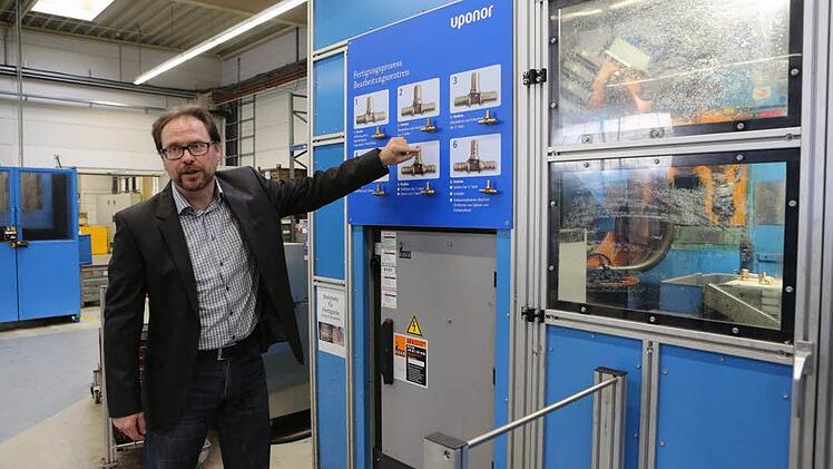 Der Haßfurter Produktionsleiter Stefan Endres zeigt die Schritte der Fitting-Fertigung. Foto: Barbara Herbst