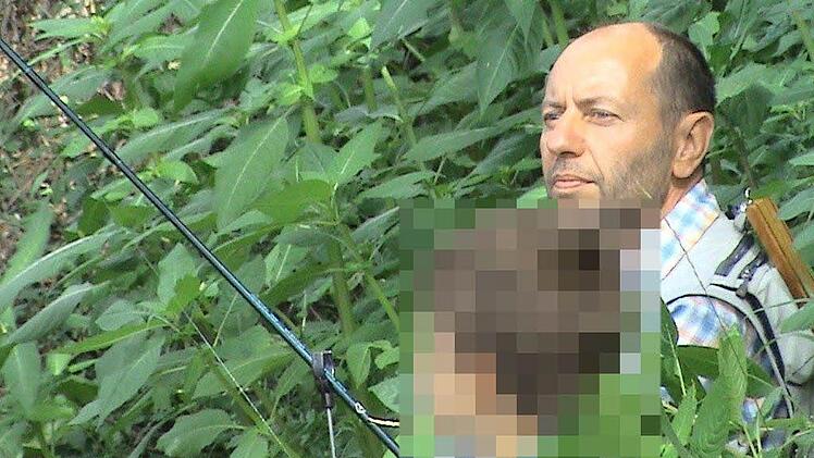 Sozialpädagoge Karlheinz Friedel bietet Kindern beim Sommercamp unter anderem Angeln an: Einer der wenigen Erfolge bei Klaus. Foto: privat