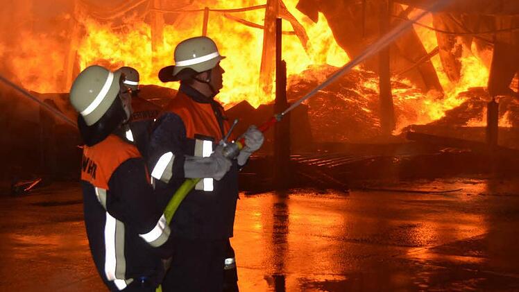 Kampf gegen meterhohe Flammen. Foto: Peter Rauch