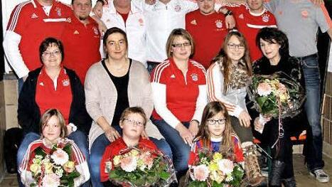 Die neu gew&auml;hlte F&uuml;hrungsmannschaft des Michelauer FC Bayern-Fanclubs "Dorfbrunnen", der f&uuml;r die n&auml;chsten zwei Jahre die Geschicke des Geselligkeitsvereins leiten wird. Foto: Heinz Marr