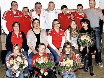 Die neu gewählte Führungsmannschaft des Michelauer FC Bayern-Fanclubs "Dorfbrunnen", der für die nächsten zwei Jahre die Geschicke des Geselligkeitsvereins leiten wird. Foto: Heinz Marr