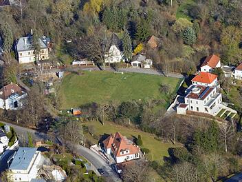 In fünf Baugrundstücke wird die Fläche der Stadtwerke eingeteilt, die eingegrenzt ist von der Wildensorger Straße (im Bild unten) und der Dr.-Remeis-Straße (oben).  Luftbild: Ronald Rinklef