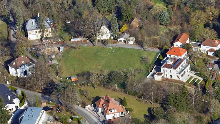In fünf Baugrundstücke wird die Fläche der Stadtwerke eingeteilt, die eingegrenzt ist von der Wildensorger Straße (im Bild unten) und der Dr.-Remeis-Straße (oben).  Luftbild: Ronald Rinklef
