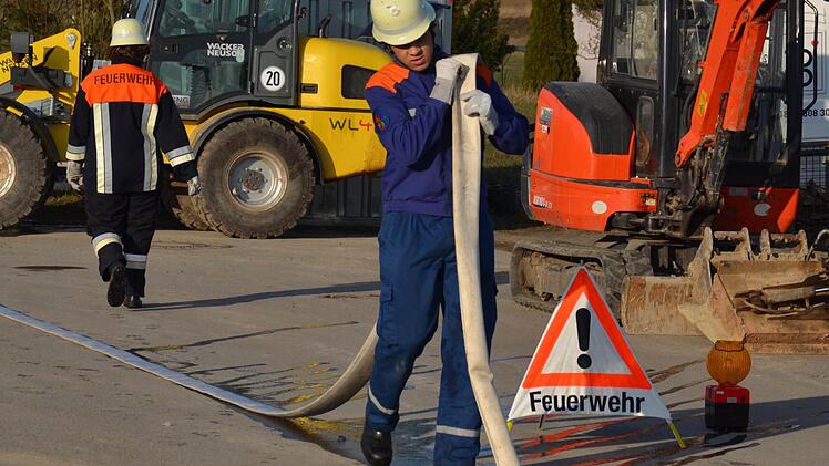 Schauübung: Feuerwehrmann Kevin Kungu ist hier beim Aufräumen. Foto: Kathrin Kupka-Hahn