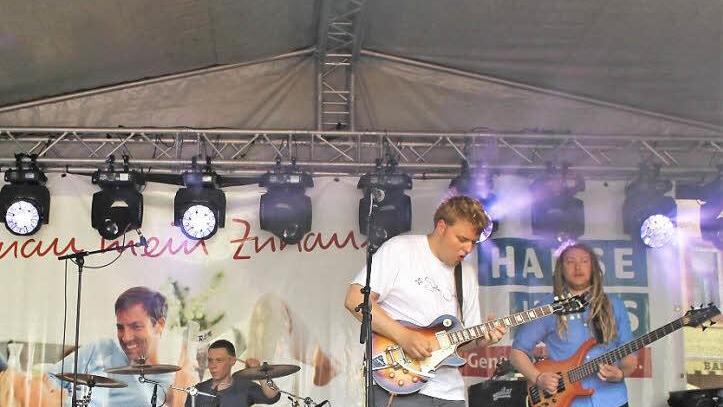 Die Band Southern Island auf der Hauptbühne heizte bei schwülem Wetter dem Publikum ein. Fotos: Julia Raab