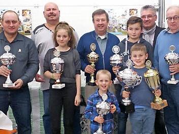 Die erfolgreichen Züchter mit dem Leiter der Einsatzstelle, Joachim Fries (links)  Foto: Evi Seeger