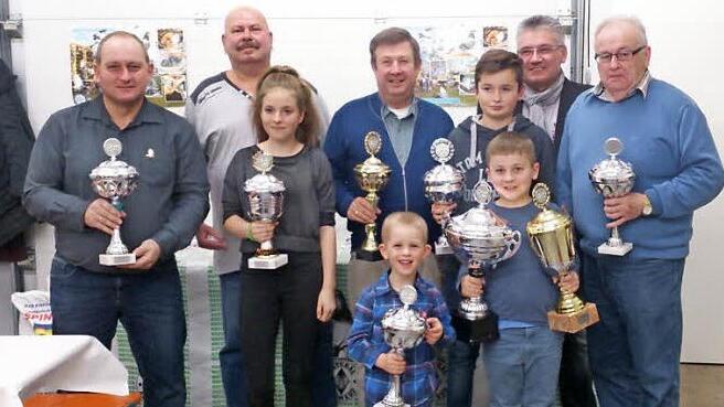Die erfolgreichen Züchter mit dem Leiter der Einsatzstelle, Joachim Fries (links)  Foto: Evi Seeger