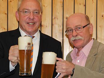 Aufsichtsratsvorsitzender Bürgermeister Harald Hübner (links) und Bräuwerck-Vorstand Michael Kaim stoßen auf die Zukunft des Unternehmens an.  Fotos: Katharina Müller-Sanke