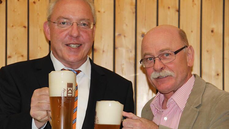 Aufsichtsratsvorsitzender Bürgermeister Harald Hübner (links) und Bräuwerck-Vorstand Michael Kaim stoßen auf die Zukunft des Unternehmens an.  Fotos: Katharina Müller-Sanke
