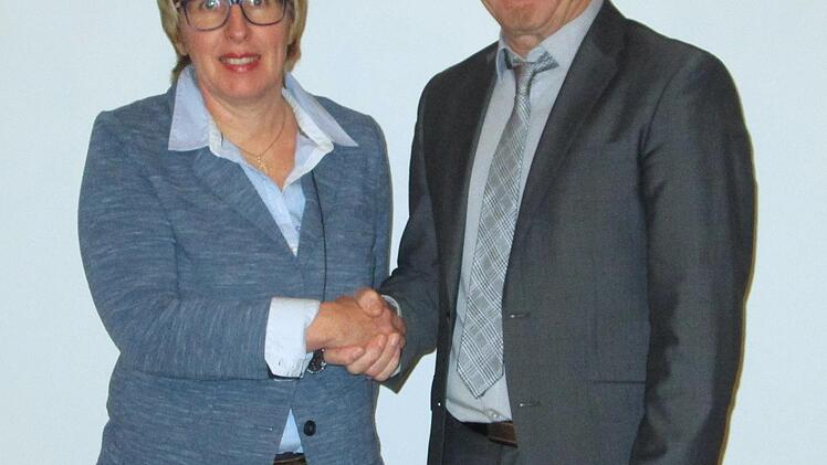 Sabine Schalke legte den Amtseid als neue Gemeinderätin und Nachfolgerin von Peter Amon vor Bürgermeister Karlheinz Kickuth (rechts) ab.