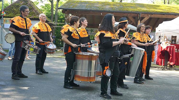 Alberto Parmigiani sorgte mit seinen Trommlern für Stimmung.  Foto: Richard Sänger