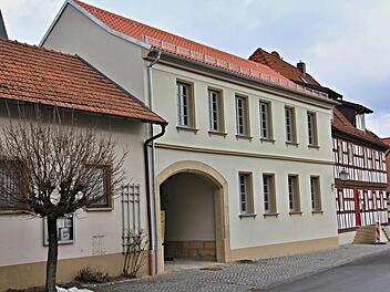 Neu erstrahlt die Bürgerwerkstatt am Markplatz in Untermerzbach. Sie ist eingeweiht und in Betrieb. Das Rundbogentor lädt zum Besuch ein. Noch sind allerdings einige "Nachbesserungen" erforderlich wie der Einbau eines Archivschrankes. Helmut Will