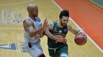 Der Bamberger Ricky Hickman (links) versperrt Banvits Aufbauspieler Alex Perez den Weg zum Korb. Foto: championsleague.basketball