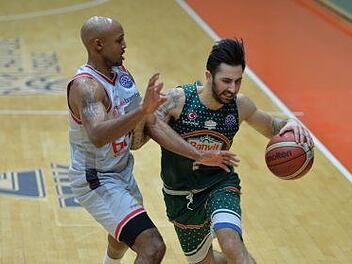 Der Bamberger Ricky Hickman (links) versperrt Banvits Aufbauspieler Alex Perez den Weg zum Korb. Foto: championsleague.basketball