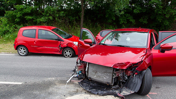 Zwei Verletzte nach Verkehrsunfall auf der B4