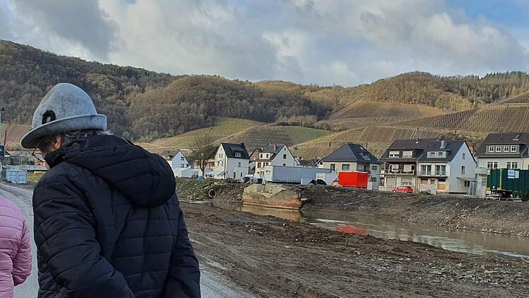 Dernau im Ahrtal ist auch heute noch, acht Monate nach der Flutkatastrophe, massiv gekennzeichnet. Foto: Claudia Wawerzinek