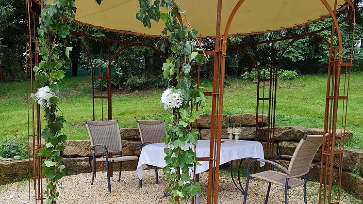 Seit vergangenem Jahr kann man auch im verträumten Garten des Gasthofs Steinlein in Neufang/Wirsberg heiraten. Foto: Gasthof Steinlein