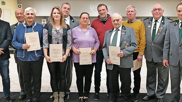 Im Beisein von Zweitem B&uuml;rgermeister Maximilian Heyder (von links) wurden Horst Beyer, Heidi Friedlein, Lisa Jahn, Markus Dietz, Barbara Franke, Heinrich Pfeiffer, Karl-Heinz Treuner und Olaf Frank ausgezeichnet, rechts daneben Erster Sch&uuml;tzenmeis...