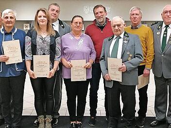 Im Beisein von Zweitem Bürgermeister Maximilian Heyder (von links) wurden Horst Beyer, Heidi Friedlein, Lisa Jahn, Markus Dietz, Barbara Franke, Heinrich Pfeiffer, Karl-Heinz Treuner und Olaf Frank ausgezeichnet, rechts daneben Erster Schützenmeis...