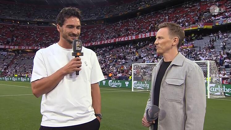 Gaststar Mats Hummels (l.) macht ein bisschen Werbung in eigener Sache.