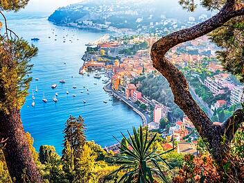 Villefranche sur Mer, Frankreich. Küstenstadt an der französischen Riviera (oder Côte d'Azur).  Villefranche-sur-Mer, ein Dorf in der Nähe von Nizza an der Côte d'Azur Villefranche sur Mer, France. Seaside town on the French Riviera (or Côte d'Azur).  Villefranche-Sur-Mer village next to Nice on the French Riviera