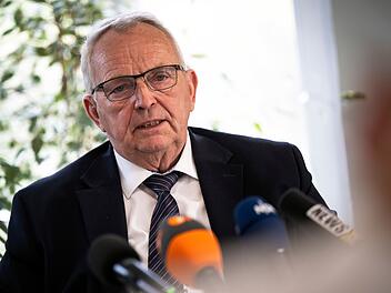 Pressekonferenz zu Rettungsversuch f&uuml;r Buckelwal