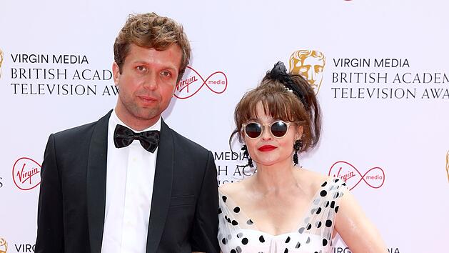 Helena Bonham Carter und Rye Holmboe sind seit 2018 ein gl&uuml;ckliches Paar. Die beiden trennt ein Altersunterschied von 22 Jahren. Die Schauspielerin feiert am 26. Mai ihren 60. Geburtstag, demnach ist der Psychoanalytiker und Autor rund 38 Jahre alt.