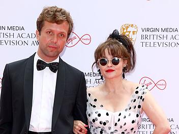 Helena Bonham Carter und Rye Holmboe sind seit 2018 ein gl&uuml;ckliches Paar. Die beiden trennt ein Altersunterschied von 22 Jahren. Die Schauspielerin feiert am 26. Mai ihren 60. Geburtstag, demnach ist der Psychoanalytiker und Autor rund 38 Jahre alt.