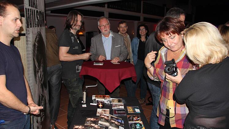 Der Fanshop war nach dem Konzert dicht umlagert.