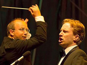 David Zimmer beeindruckte beim Klassik-Open-Air mit Tenor-Hits. Links: Coburgs Generalmusikdirektor Roland Kluttig am Dirigentenpult.Foto: Albert Höchstädter