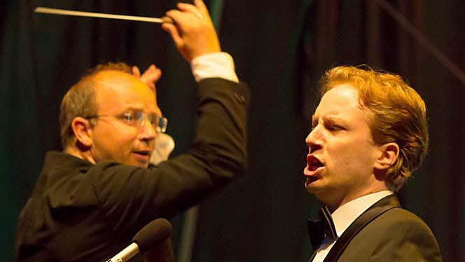 David Zimmer beeindruckte beim Klassik-Open-Air mit Tenor-Hits. Links: Coburgs Generalmusikdirektor Roland Kluttig am Dirigentenpult.Foto: Albert Höchstädter
