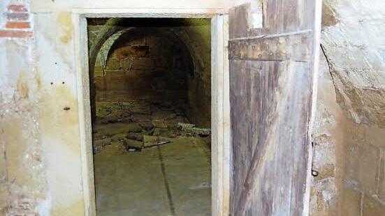 Diese Wand wurde von Maurermeister Hans Schramm erst zugemauert, dann wieder aufgebrochen. Einige rote Ziegel links oben erinnern daran.