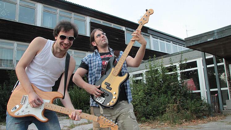 Sie freuen sich darauf, dass an der Gößmannsreuther Schule bald alles wieder seinen gewohnten Gang geht: Raul Unglaub (links) von der Band Sunshine Acid und Band-Sprecher Andreas Ellner von Adrenalize. Foto: Jürgen Gärtner