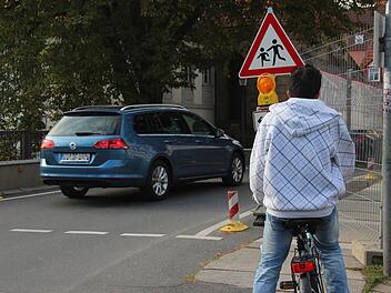 Fußgänger und Radfahrer müssen an der Spitalbrücke die Seite wechseln. Foto: Marco Meißner