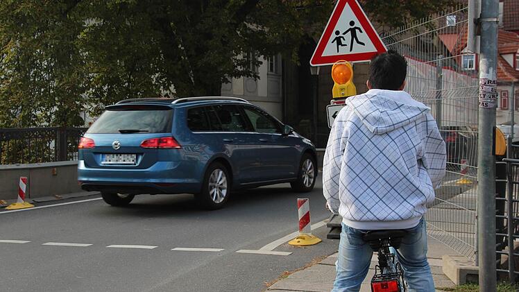 Fußgänger und Radfahrer müssen an der Spitalbrücke die Seite wechseln. Foto: Marco Meißner