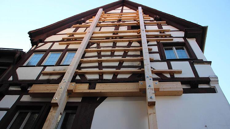 Die Vorbereitung der Sanierung beginnt im Januar. Ein saniertes Rathaus ohne Stützbalken ist etwa im Jahr 2018 zu erwarten. Foto: Ekkehard Roepert