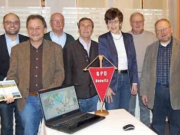 Sie lehnen die "P 44 mod." ab (von links): SPD-Kreisvorsitzender Sebastian Müller, Ortsvorsitzender Jochen Körner, Kreisrat Josef Stark, die Landtagsabgeordneten Christoph Rabenstein und Susann Biedefeld, Vorstandsmitglied Klaus Hahn (Redwitz), Landtagsabgeordneter Klaus Adelt und Gemeinderat Günter Friedlein. Foto: Andreas Welz