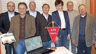 Sie lehnen die "P 44 mod." ab (von links): SPD-Kreisvorsitzender Sebastian Müller, Ortsvorsitzender Jochen Körner, Kreisrat Josef Stark, die Landtagsabgeordneten Christoph Rabenstein und Susann Biedefeld, Vorstandsmitglied Klaus Hahn (Redwitz), Landtagsabgeordneter Klaus Adelt und Gemeinderat Günter Friedlein. Foto: Andreas Welz