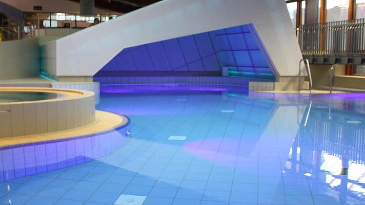 Hingucker ist die neue Grotte aus Lichtbeton, die die Badehalle schon allein optisch dominiert. Foto: Matthias Einwag
