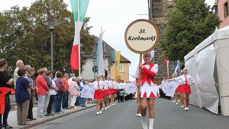 Die Zapfendorfer Mädchengarde führte den Einzug an.