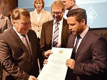 Der Vorsitzende der Initiative Rodachtal Martin Finzel nimmt im Beisein der Bürgermeister der Kommunen den Staatspreis von Minister Helmut Brunner entgegen.  Fotos: G. Arnold/G. Bertram